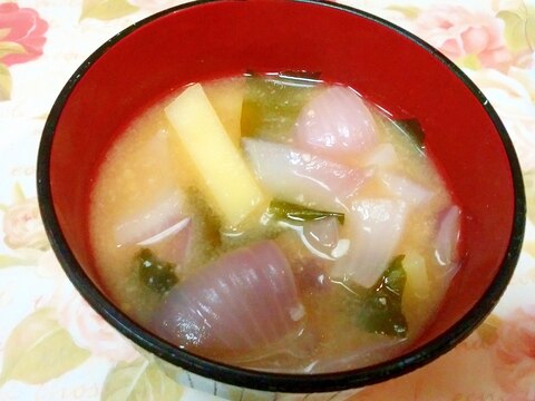 新じゃがと紫玉ねぎとわかめのみそ汁♪